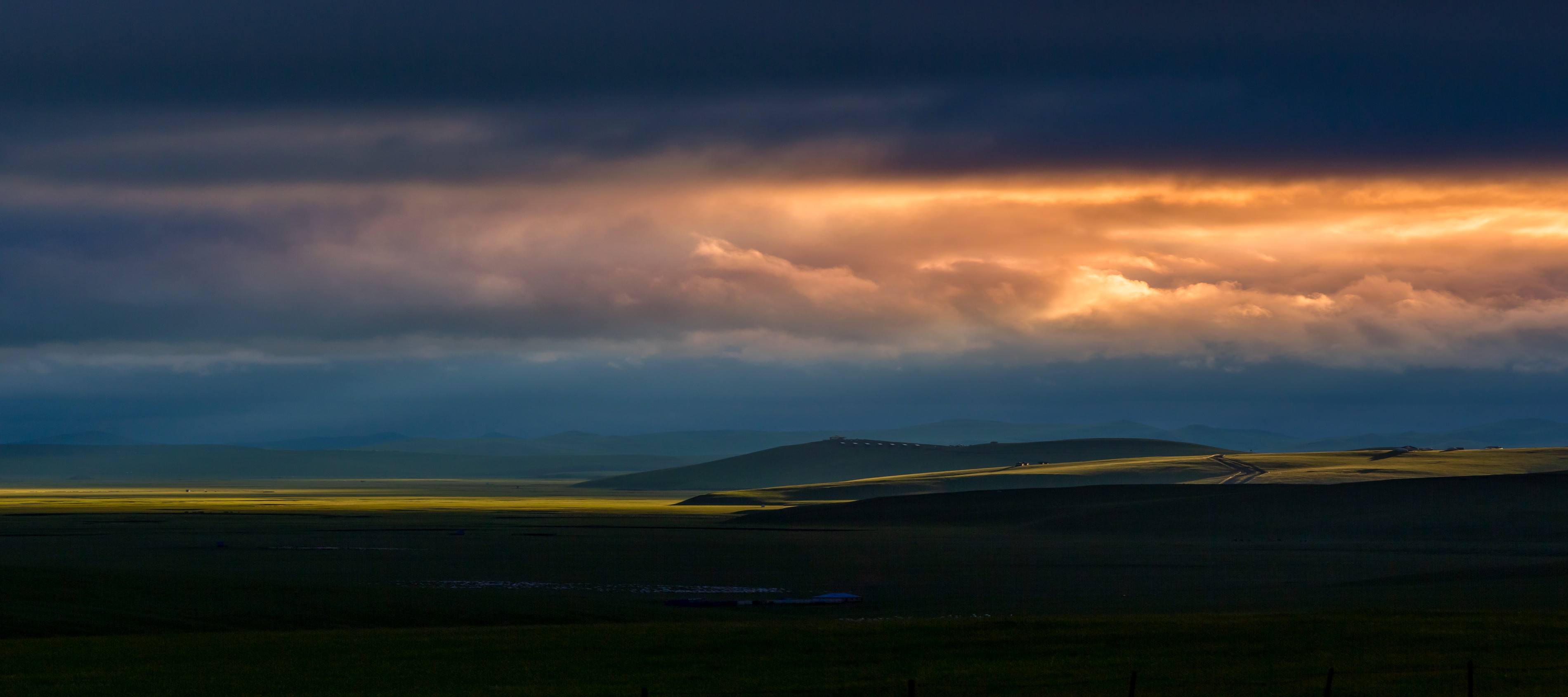 額吉淖爾制鹽有限公司召開深入貫徹中央八項規(guī)定精神學(xué)習(xí)教育警示教育會