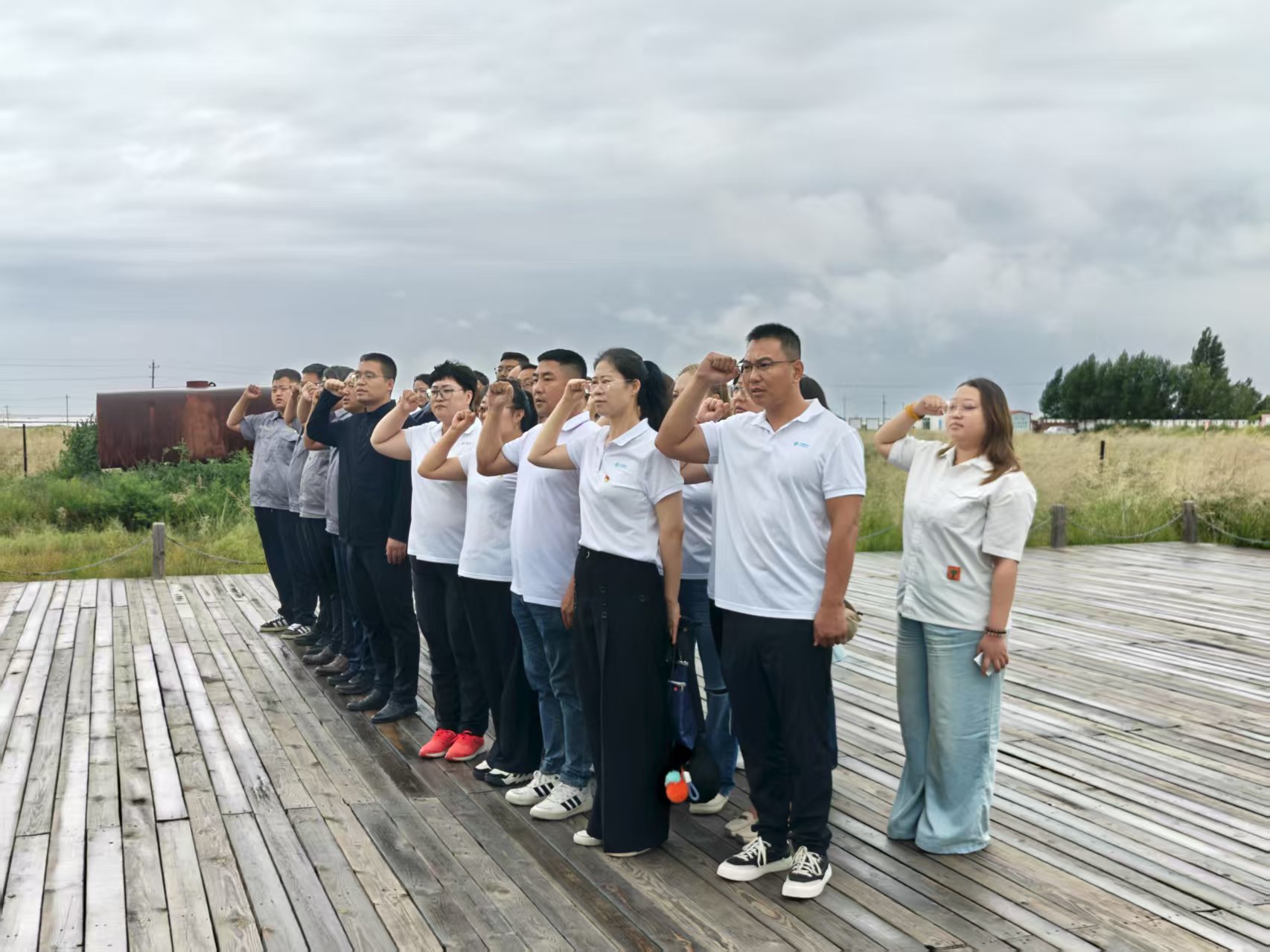 額鹽公司黨支部與東烏旗移動(dòng)公司黨支部聯(lián)合開展“感黨恩，聽黨話，跟黨走”群眾教育實(shí)踐活動(dòng)暨“銘記烽火歲月，傳承紅色基因”主題黨日活動(dòng)