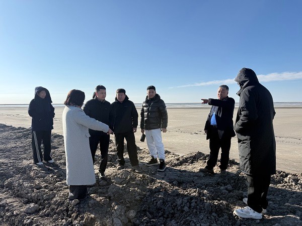 額鹽公司聯(lián)合東烏旗政府多部門現(xiàn)場辦公，聚力推進額吉淖爾鹽湖旅游項目